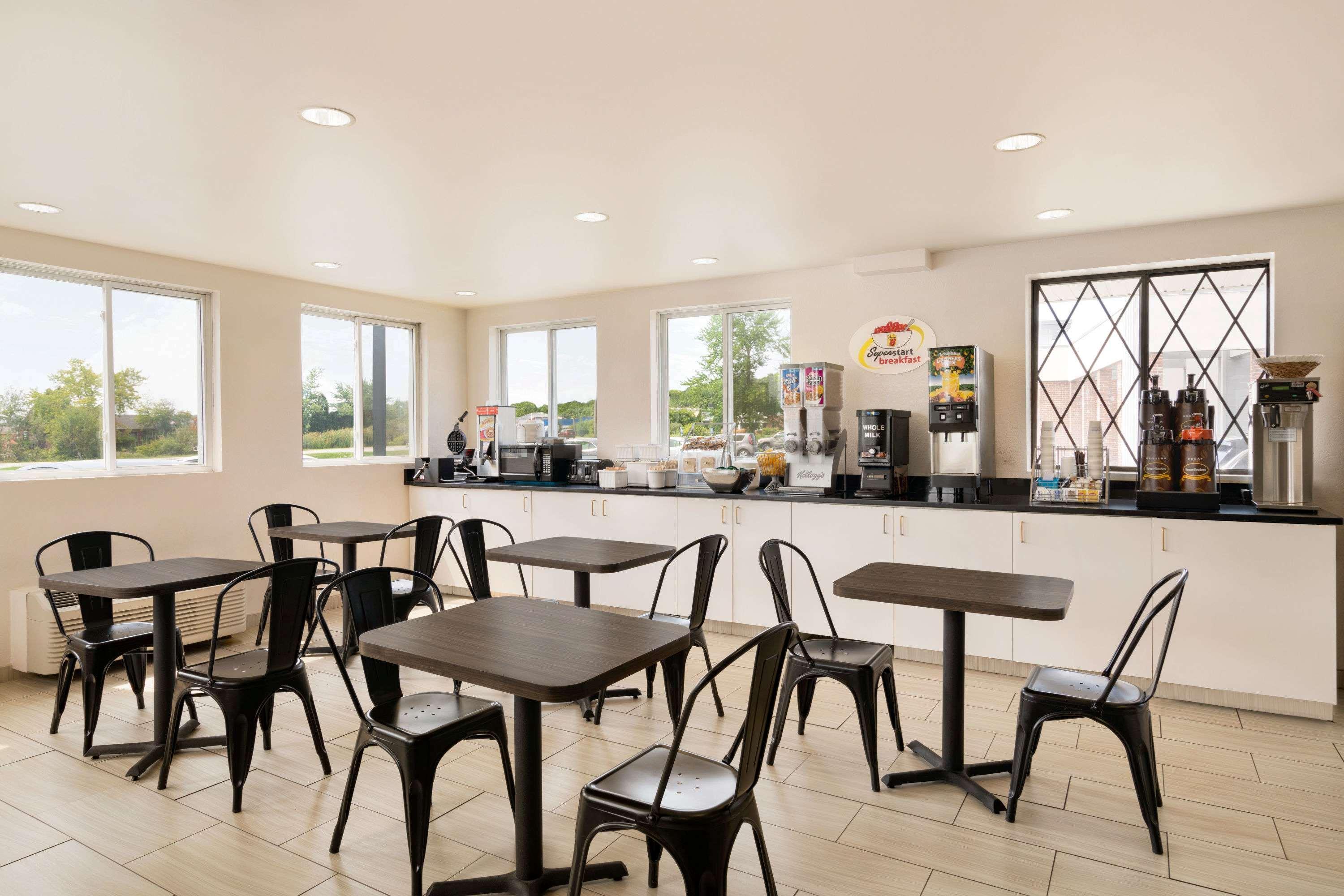 Super 8 By Wyndham Portland/Westbrook Area Exterior foto