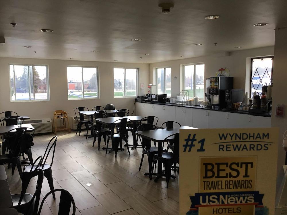 Super 8 By Wyndham Portland/Westbrook Area Exterior foto