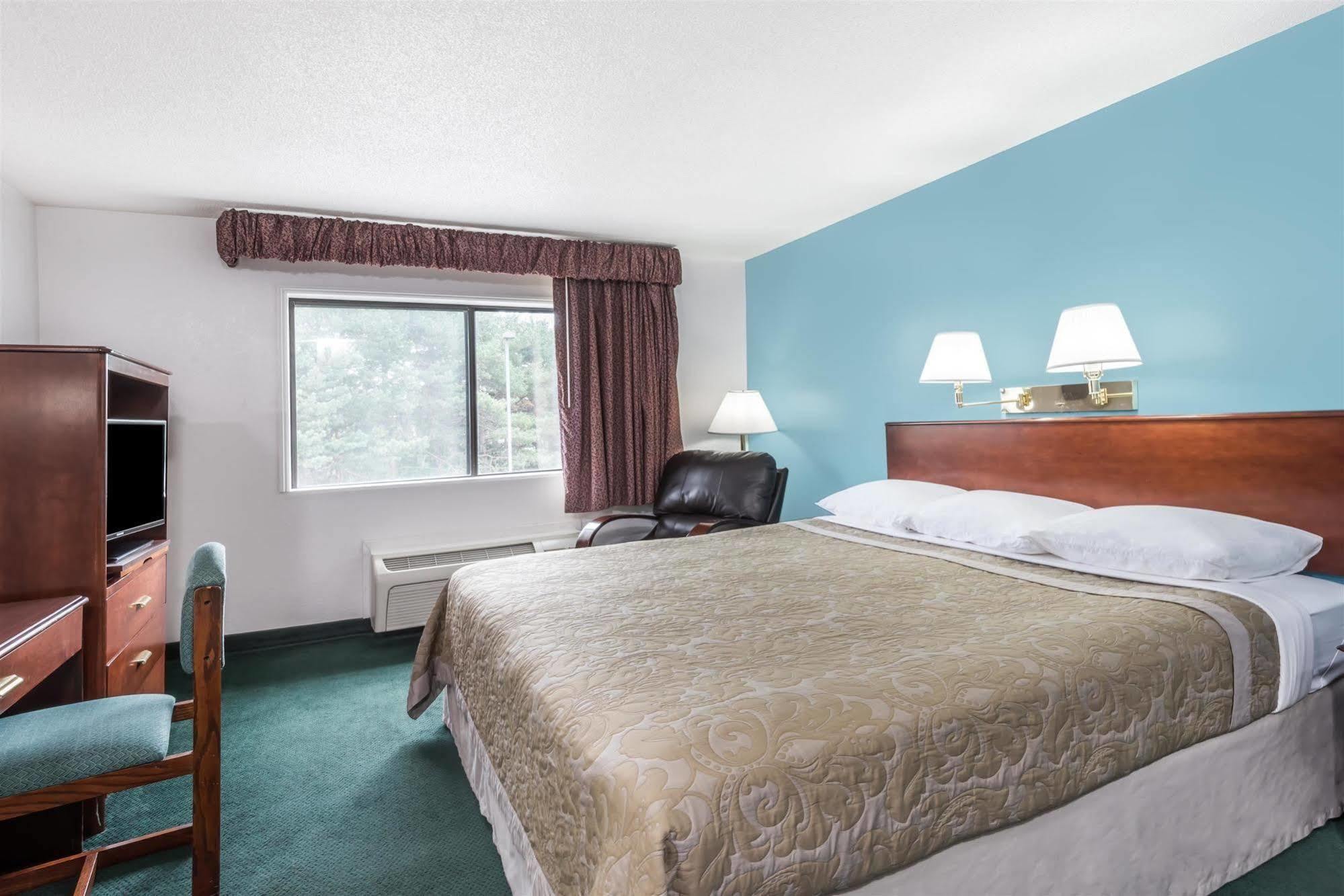 Super 8 By Wyndham Portland/Westbrook Area Exterior foto