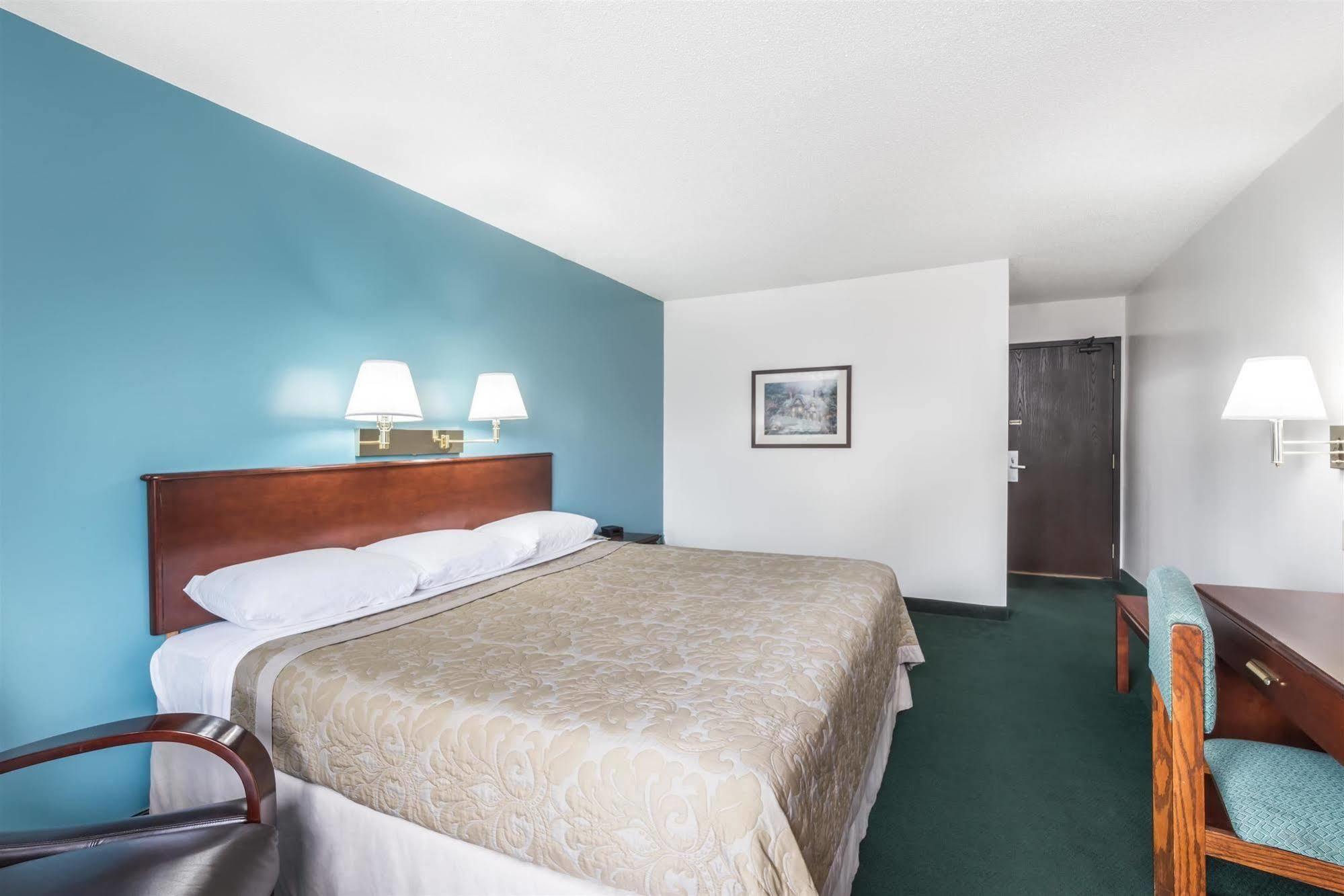 Super 8 By Wyndham Portland/Westbrook Area Exterior foto