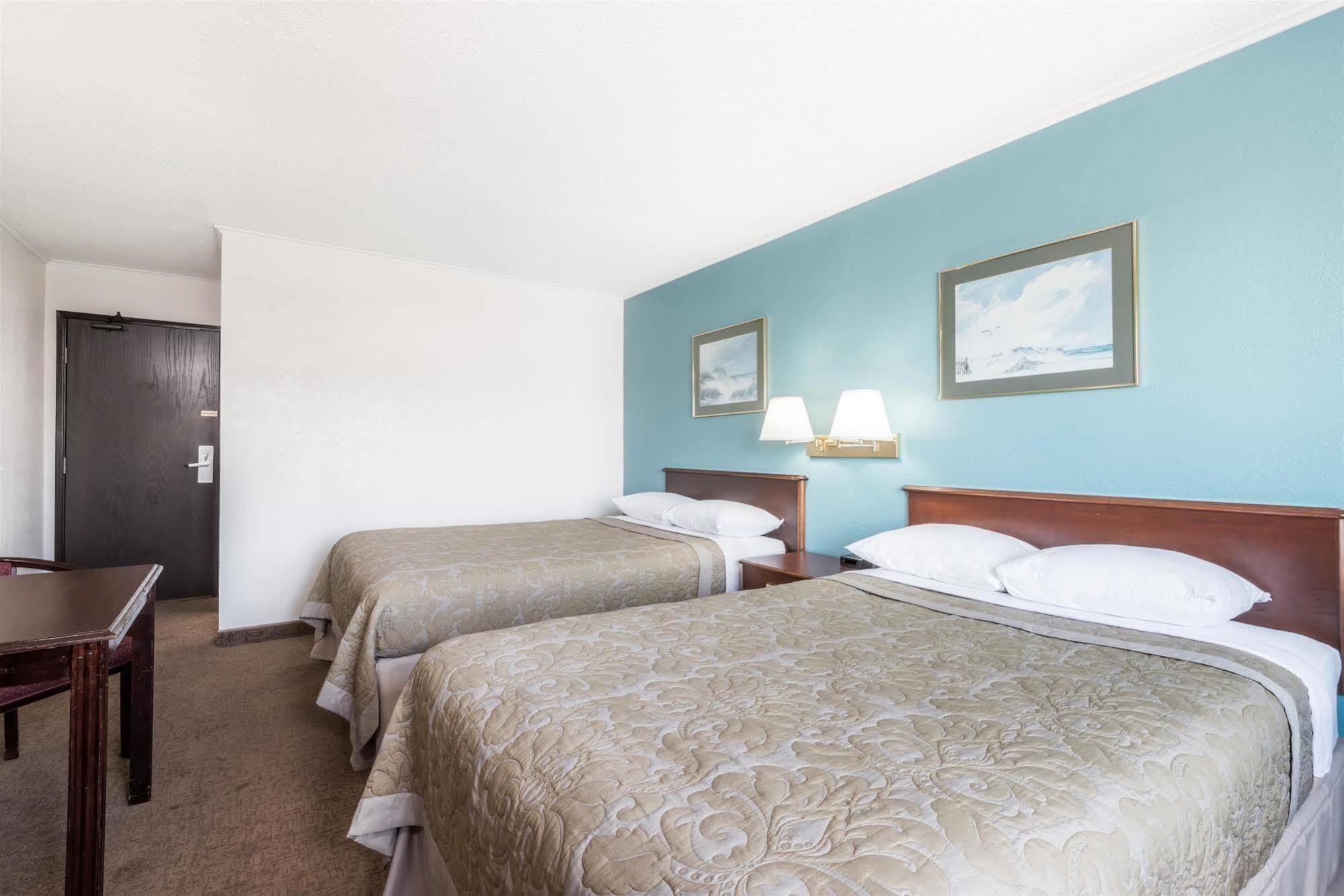 Super 8 By Wyndham Portland/Westbrook Area Exterior foto