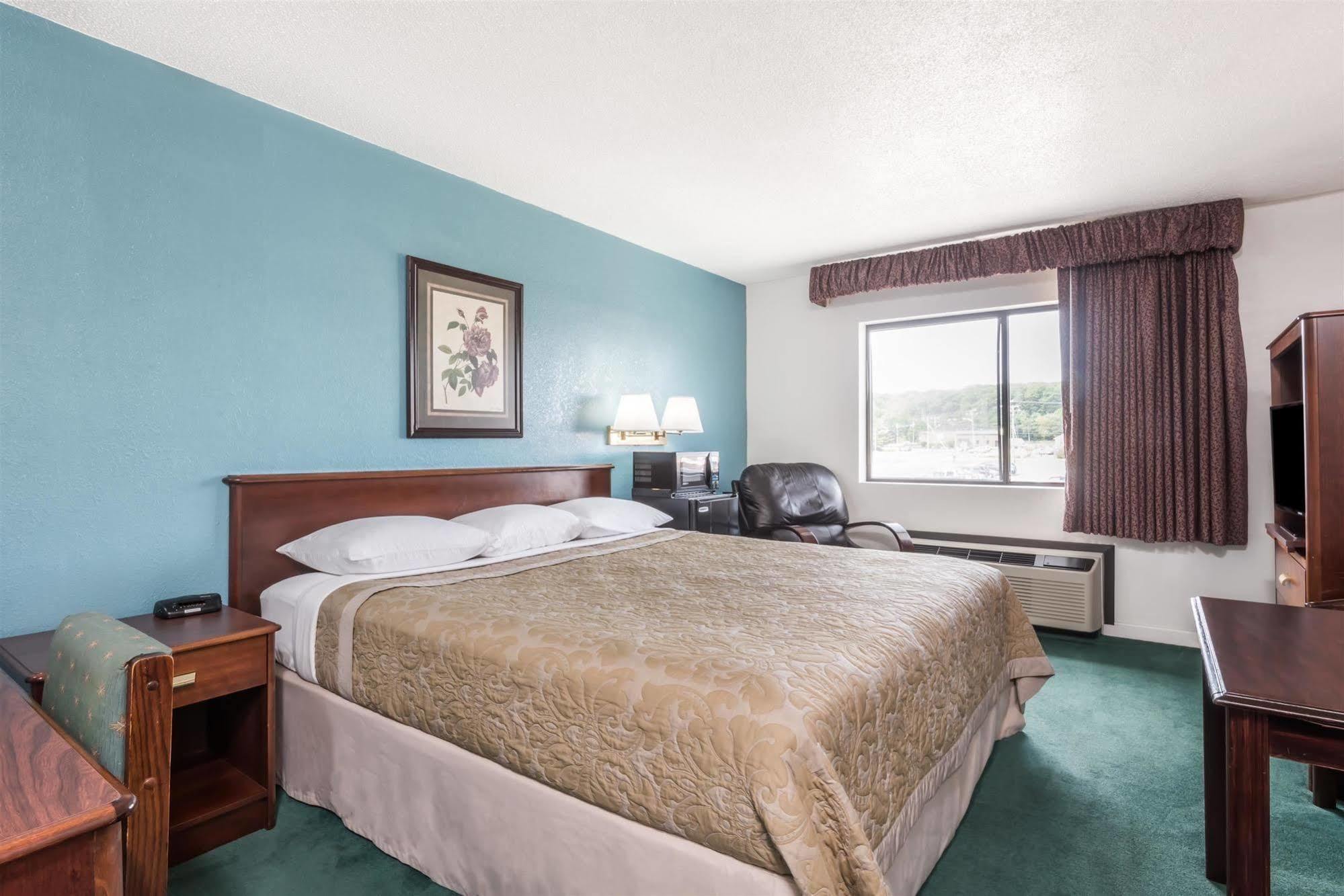 Super 8 By Wyndham Portland/Westbrook Area Exterior foto