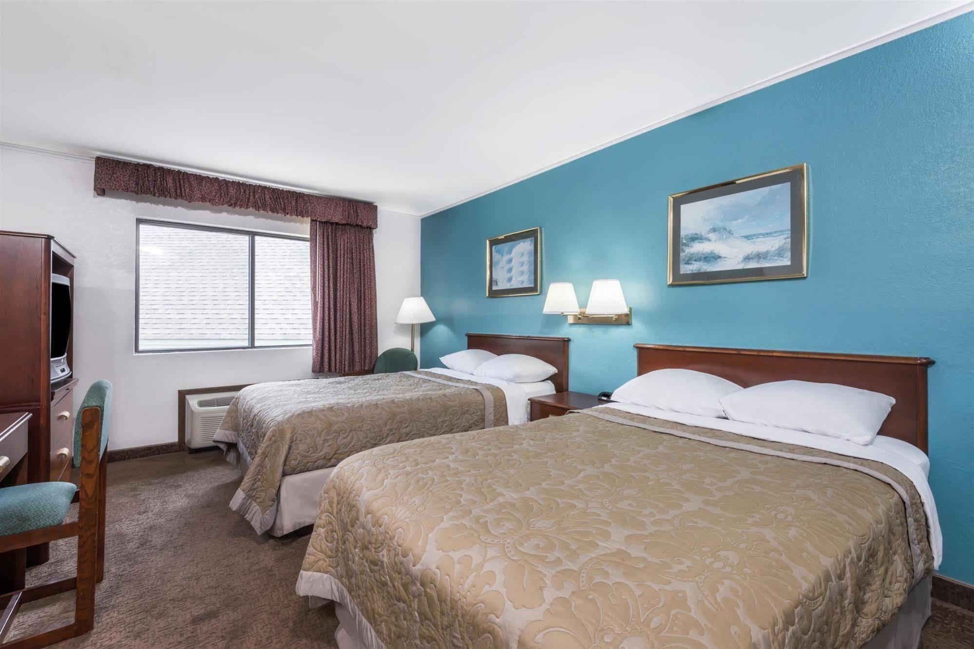 Super 8 By Wyndham Portland/Westbrook Area Exterior foto
