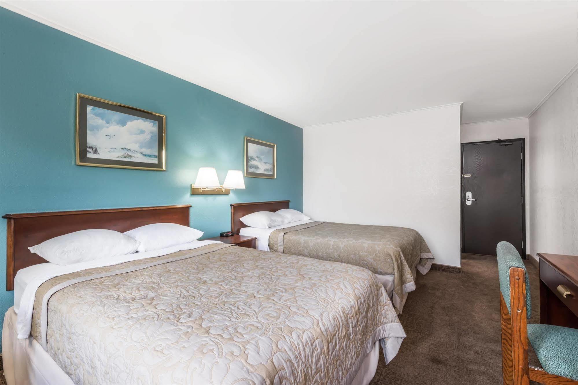 Super 8 By Wyndham Portland/Westbrook Area Exterior foto